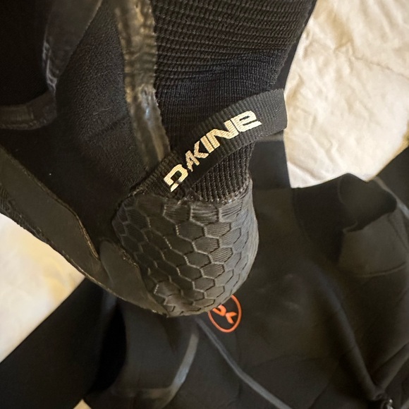 DAKINE CYCLONE ZIP FREE FULL WETSUIT
3/2MM-M & CYCLONE SPLIT TOE BOOT 3/2MM-11 - Picture 6 of 14